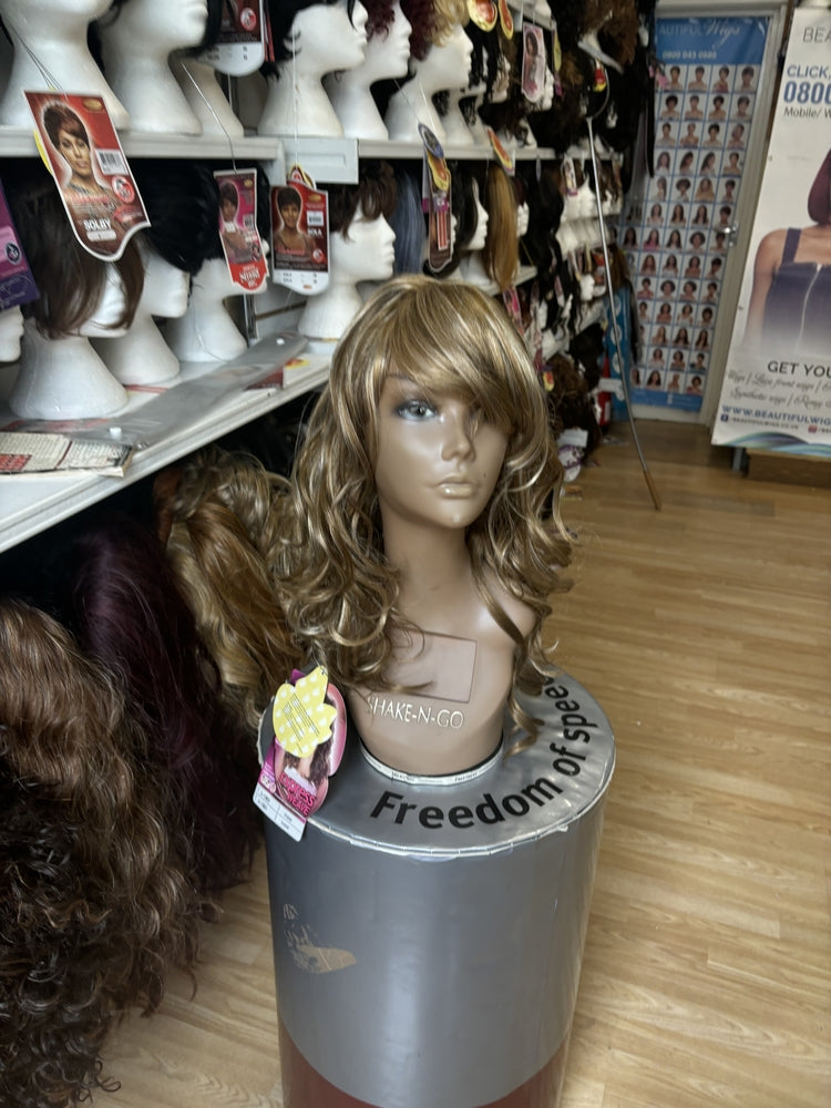 VANESSA~THE FIRST NAME IN WIG LA ORIA