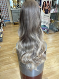 BEAUTIFUL LONG LACE FRONT-WIGE