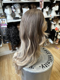 BEAUTIFUL LONG LACE FRONT-WIGE